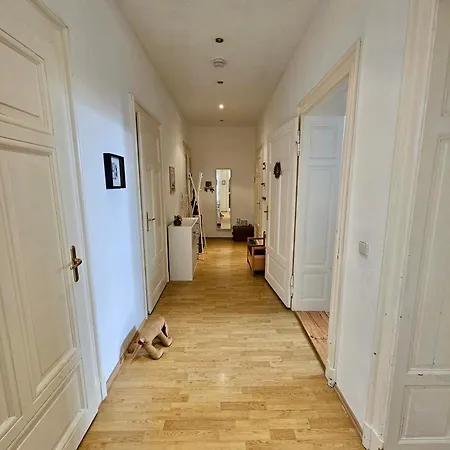 Altbauwohnung In *